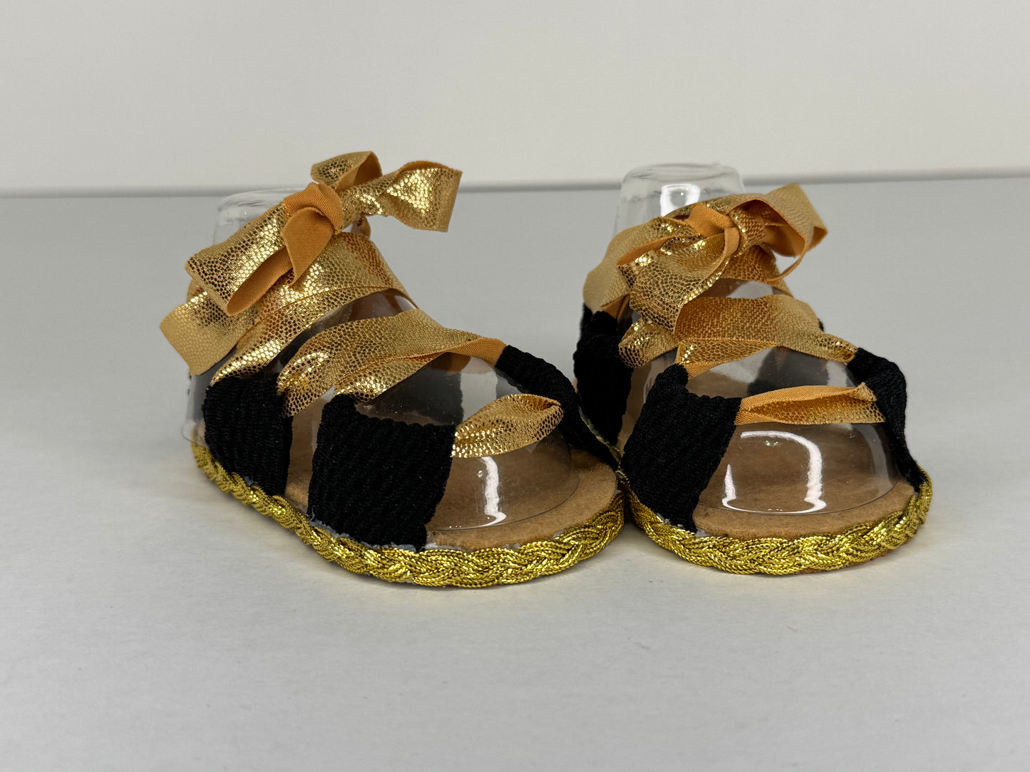 Set sandalias negro y oro